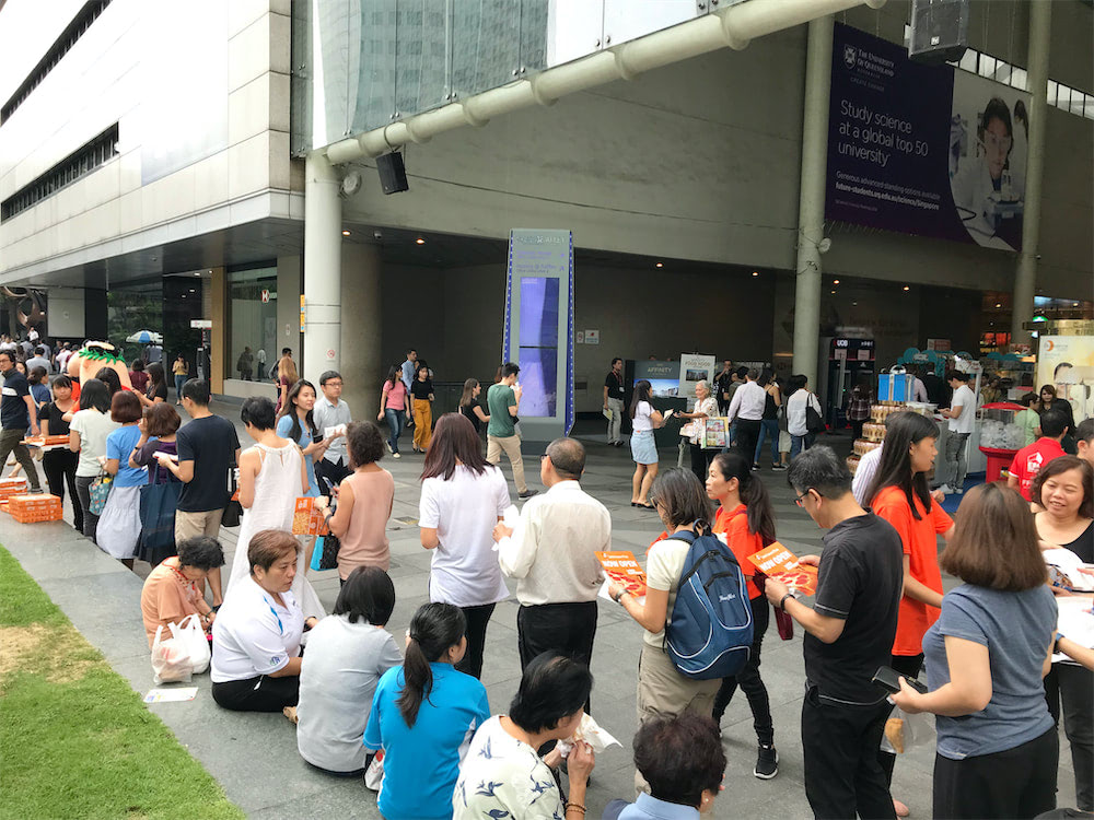 caesar walkway flyer distribution raffles place with mascot and people queuing for pizza 3