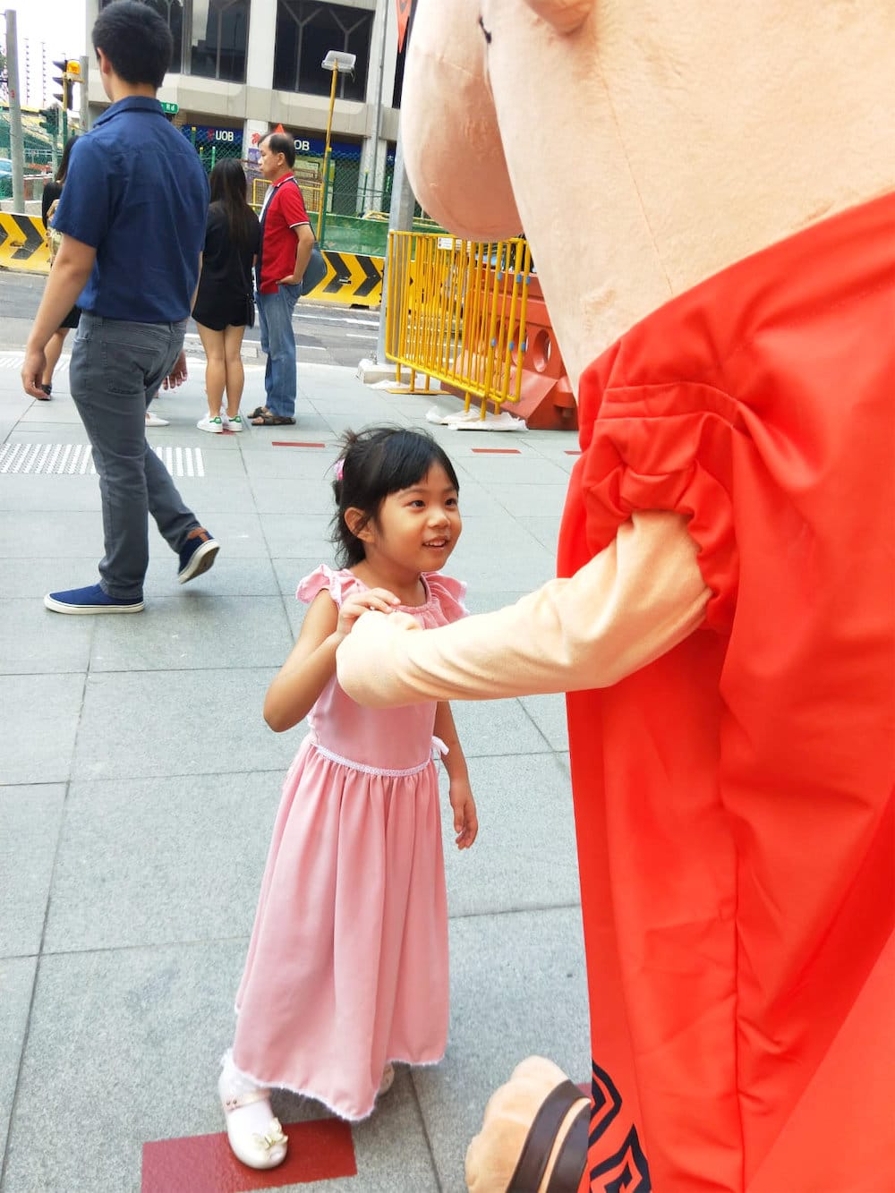 funan caesar pizza walkway mascot flyer distribution with children 6