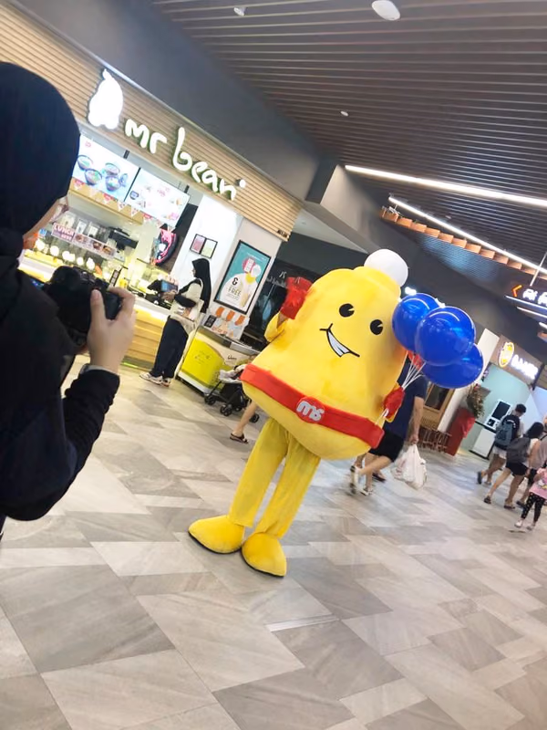 Events Marketing Walkway Flyer Distribution Mindstretcher mascot posing with balloons
