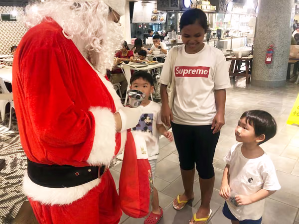 santa and assistant at food republic events marketing interacting with people 2