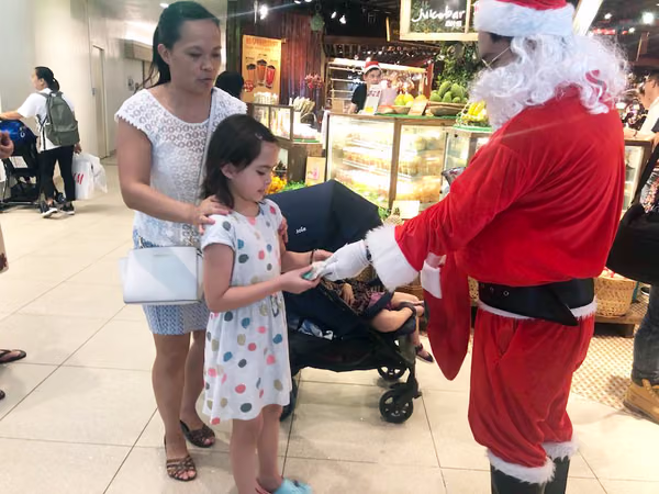 santa and assistant at food republic events marketing interacting with people 3