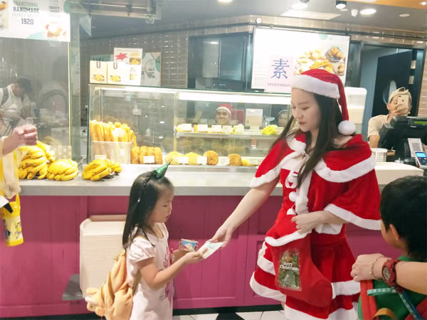 santa and assistant at food republic events marketing interacting with people 4